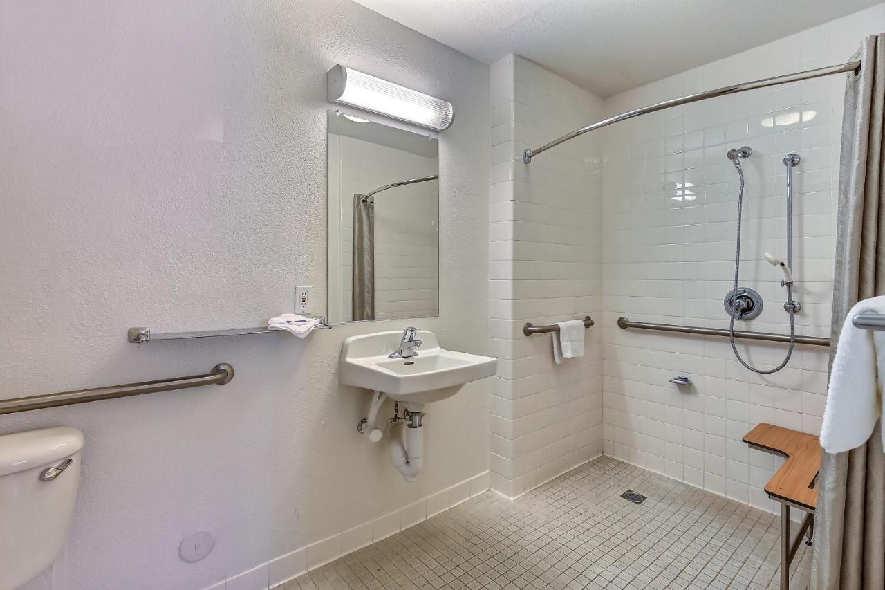 | Motel 6-Pinole, CA
