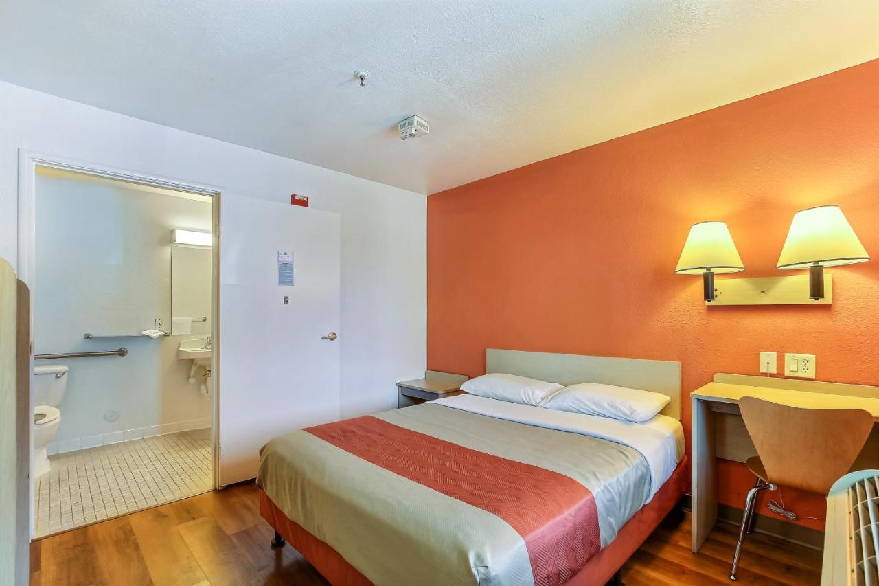 | Motel 6-Pinole, CA