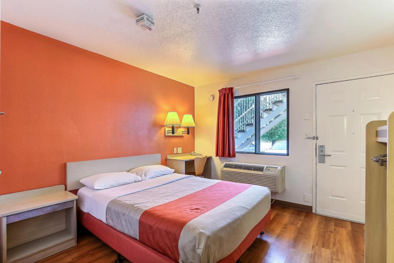 | Motel 6-Pinole, CA