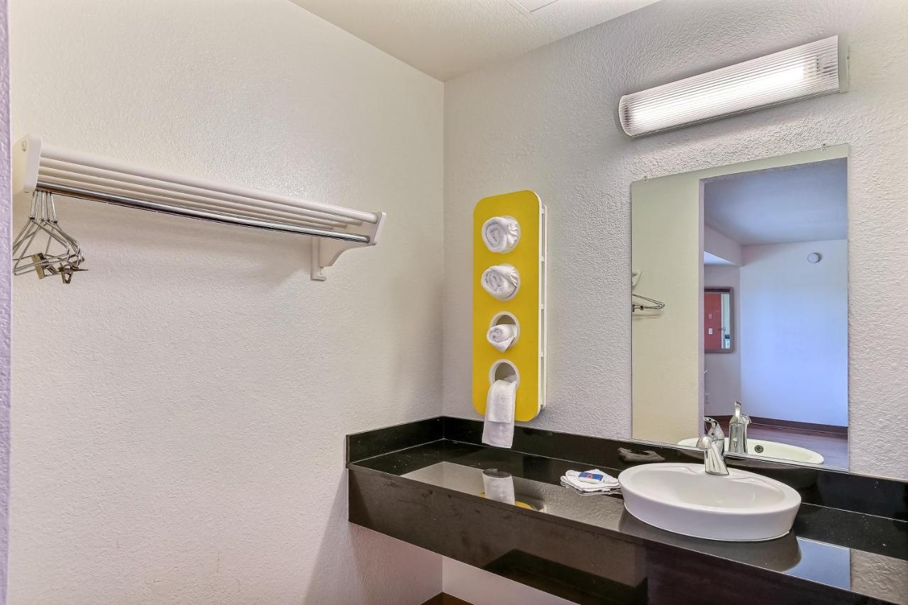| Motel 6-Pinole, CA