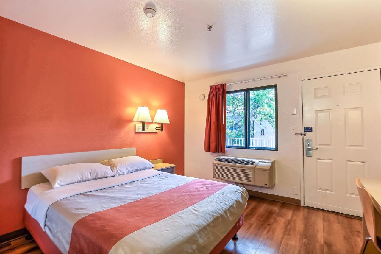 | Motel 6-Pinole, CA