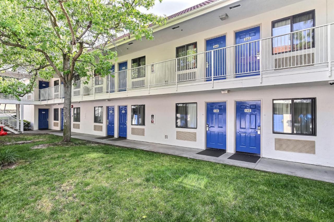 | Motel 6-Pinole, CA