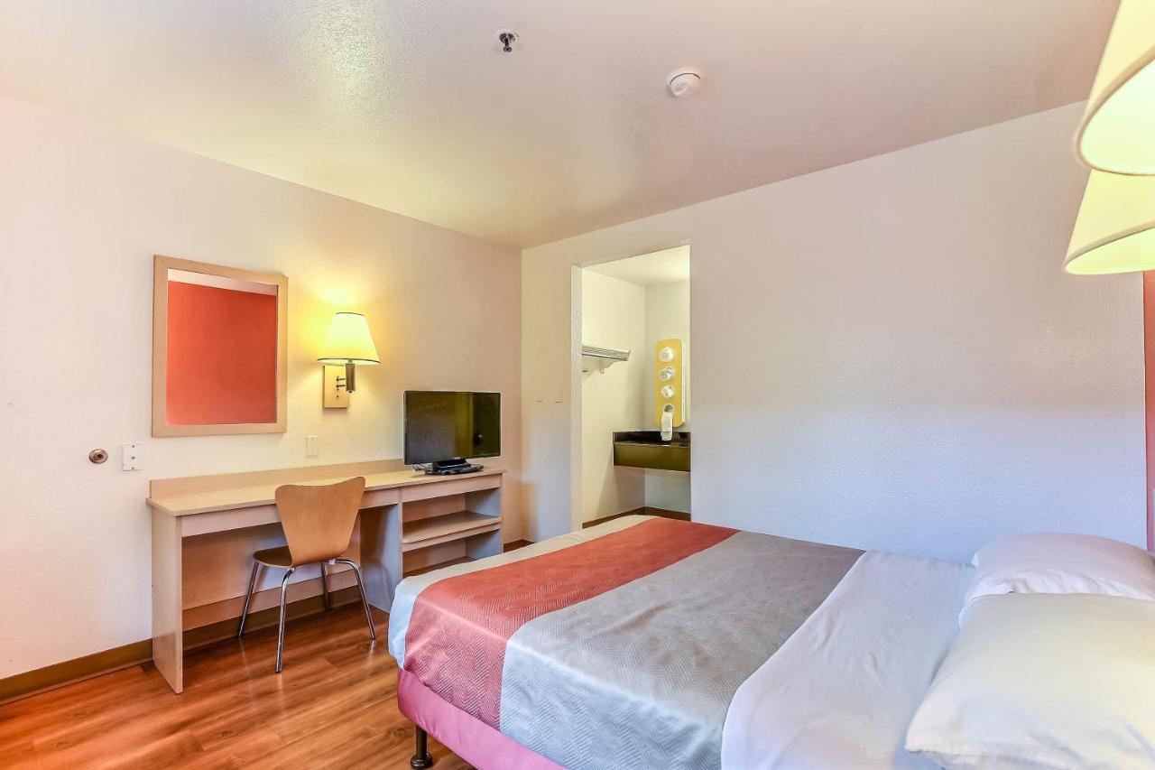 | Motel 6-Pinole, CA