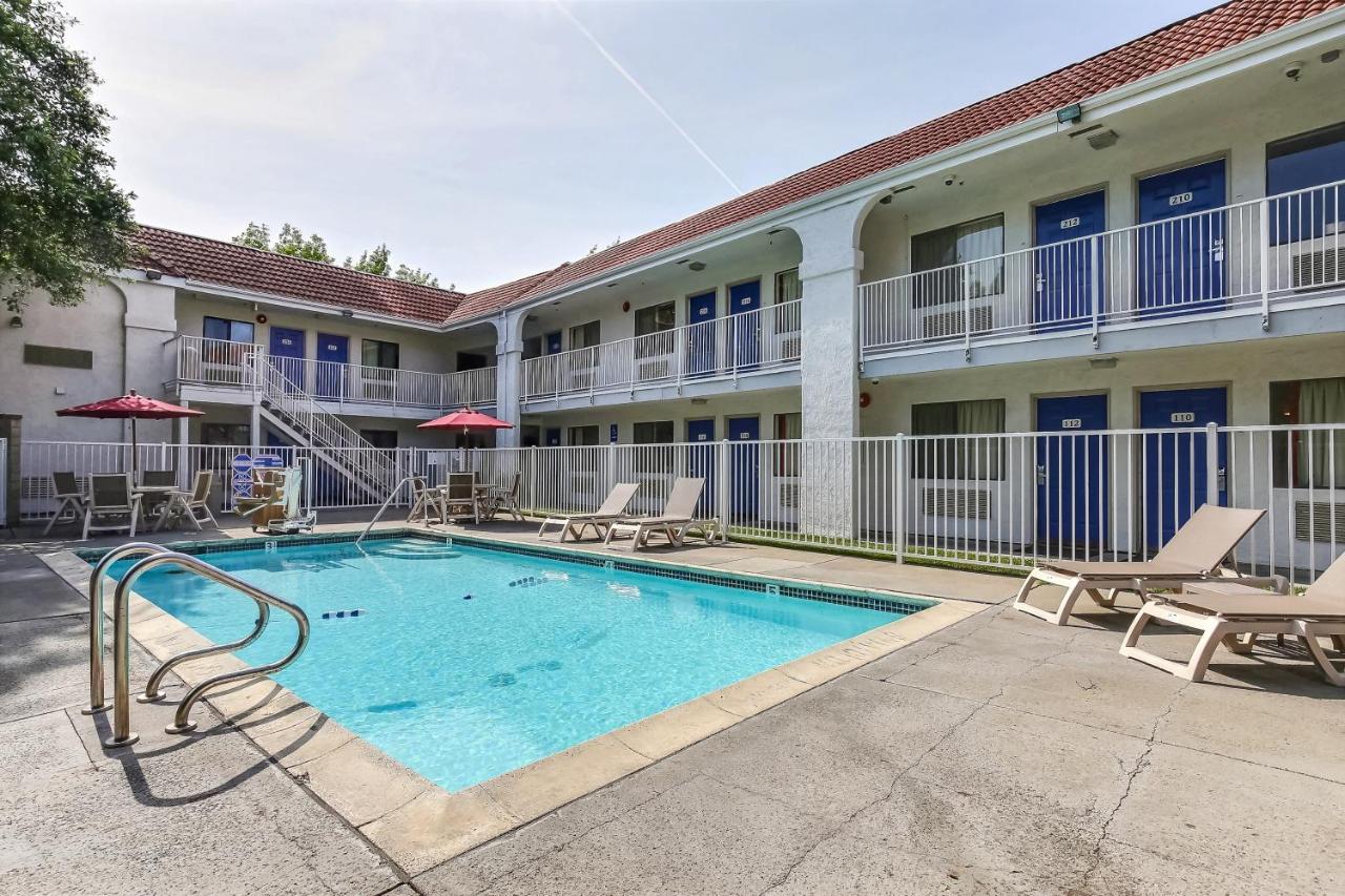 | Motel 6-Pinole, CA