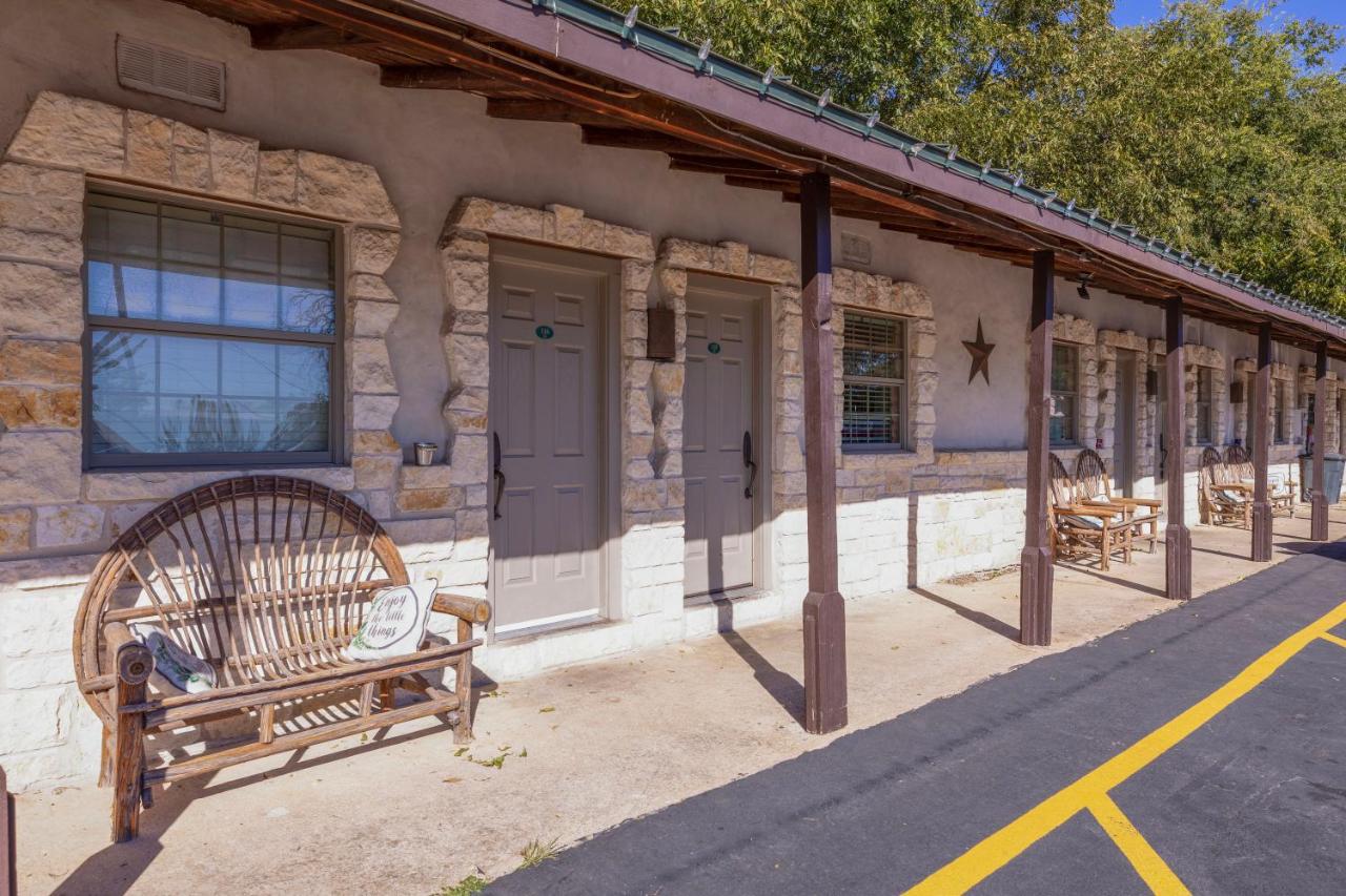 | Country Inn & Cottages Motel