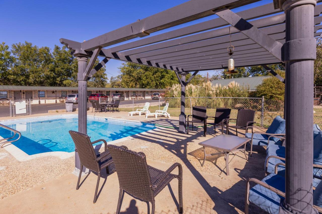 | Country Inn & Cottages Motel