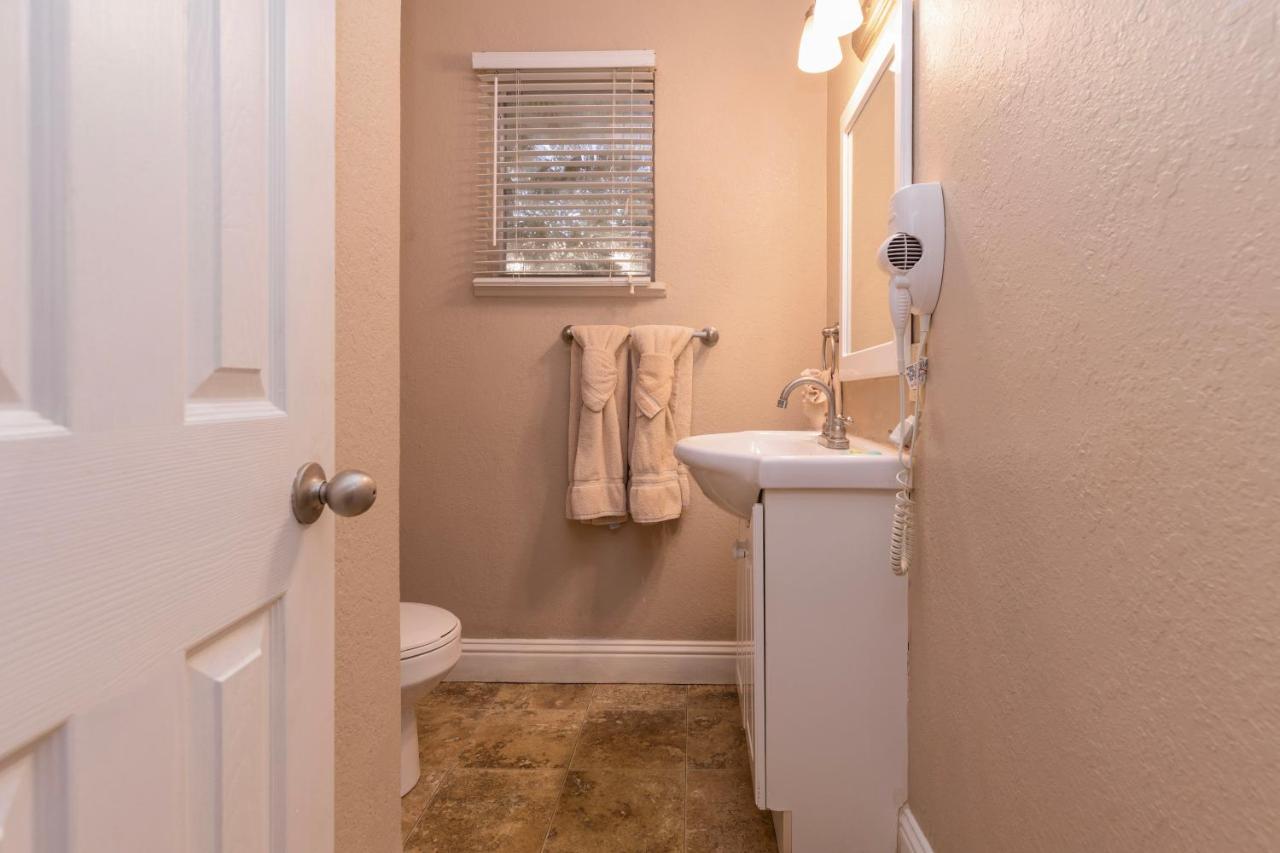 | Country Inn & Cottages Motel