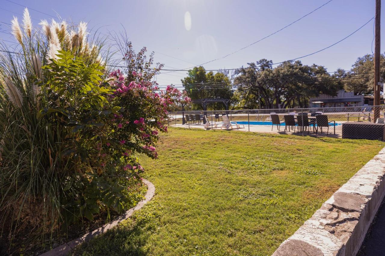 | Country Inn & Cottages Motel