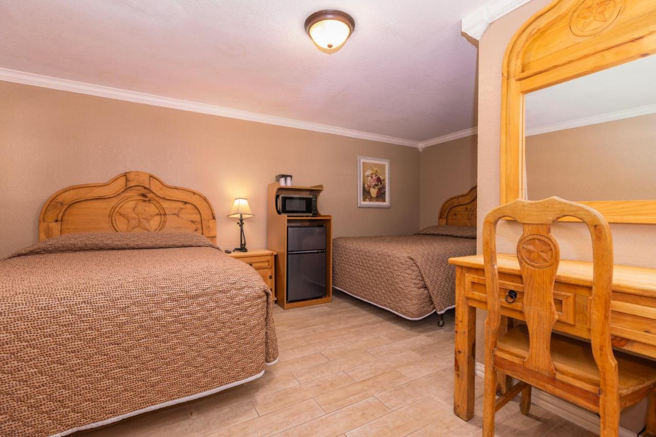 | Country Inn & Cottages Motel