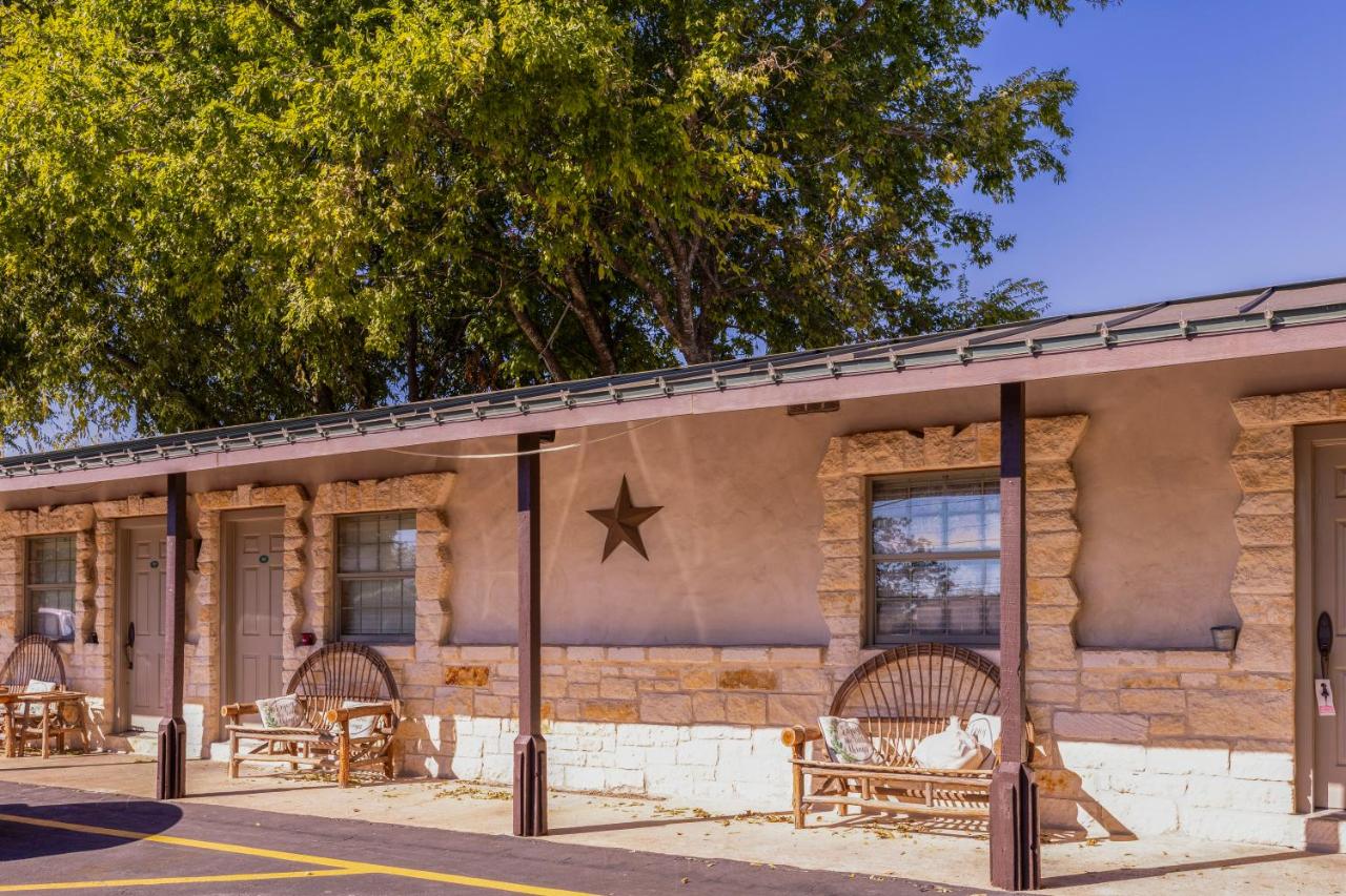 | Country Inn & Cottages Motel