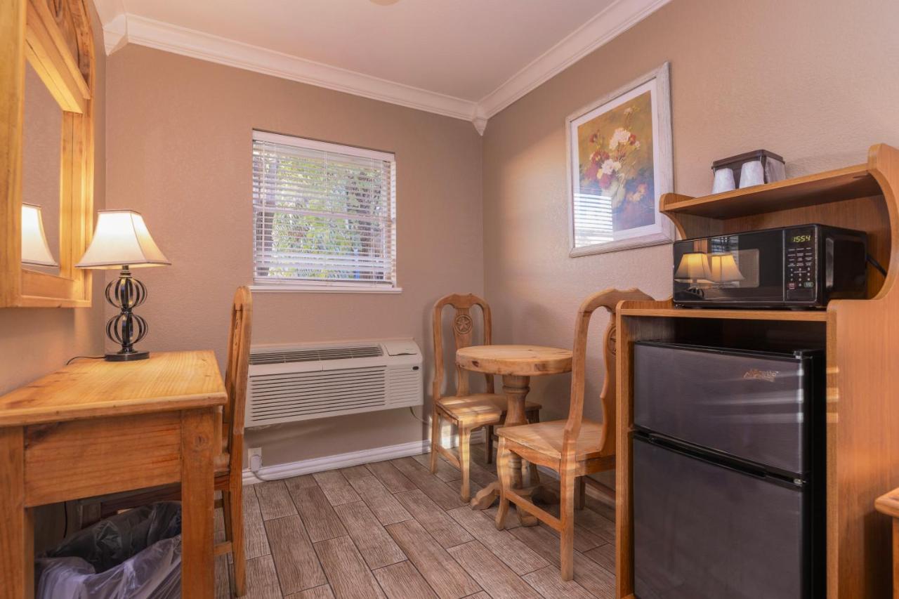 | Country Inn & Cottages Motel