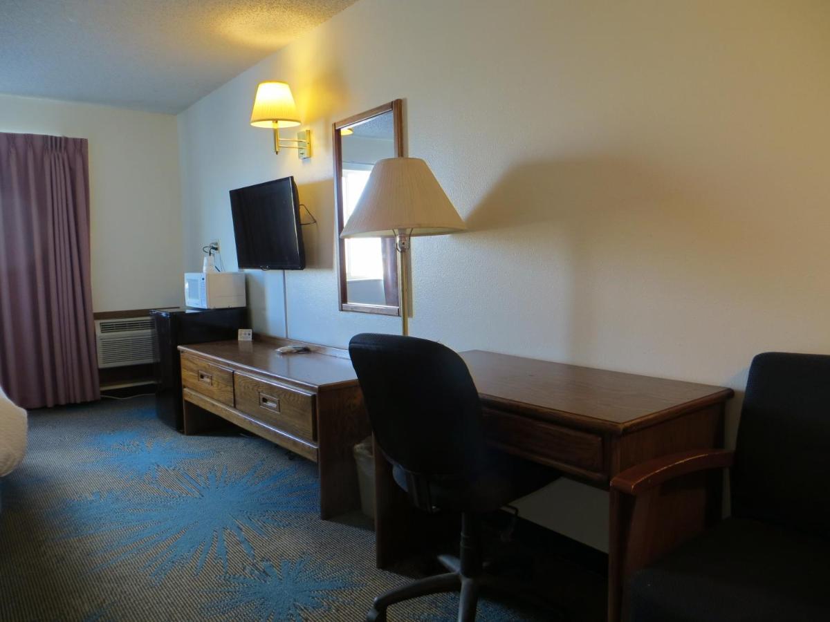1 King Bed, Mobility/Hearing Accessible Room, Bathtub w/ Grab Bars at Days Inn by Wyndham Alamosa