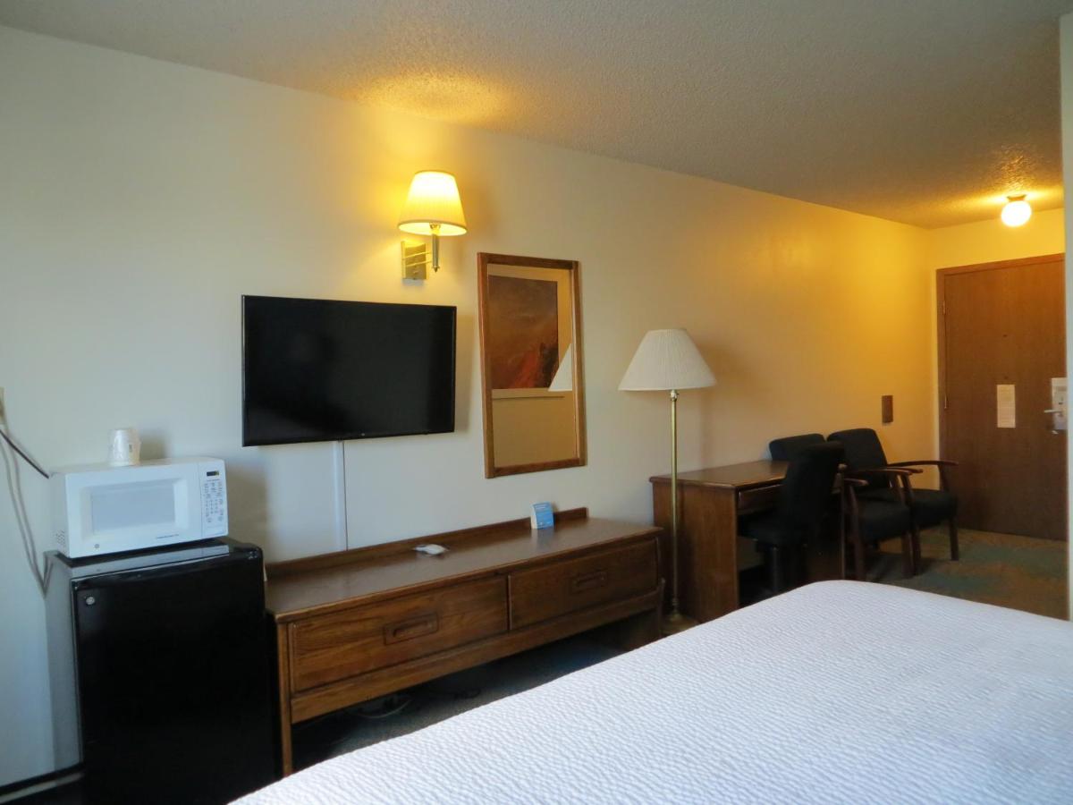 1 King Bed, Mobility/Hearing Accessible Room, Bathtub w/ Grab Bars at Days Inn by Wyndham Alamosa