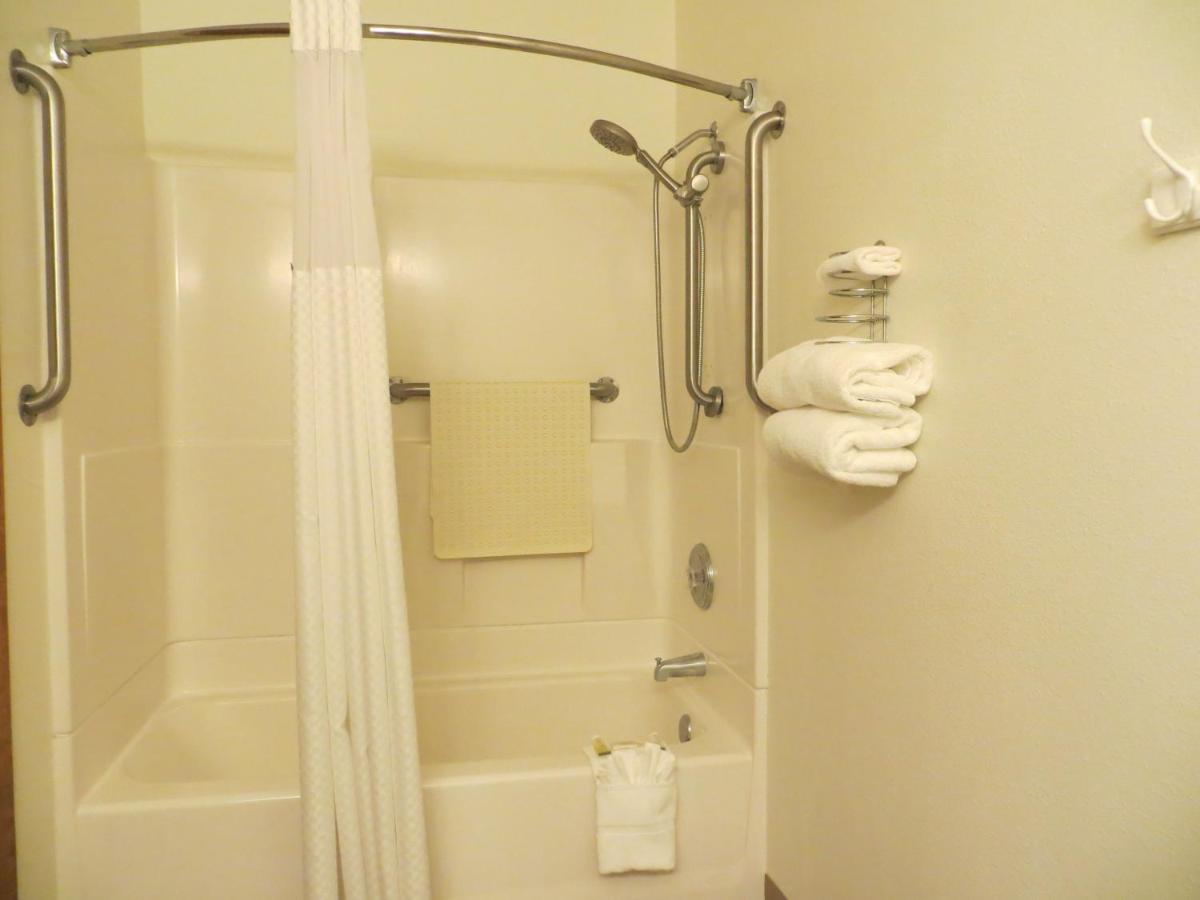1 King Bed, Mobility/Hearing Accessible Room, Bathtub w/ Grab Bars at Days Inn by Wyndham Alamosa