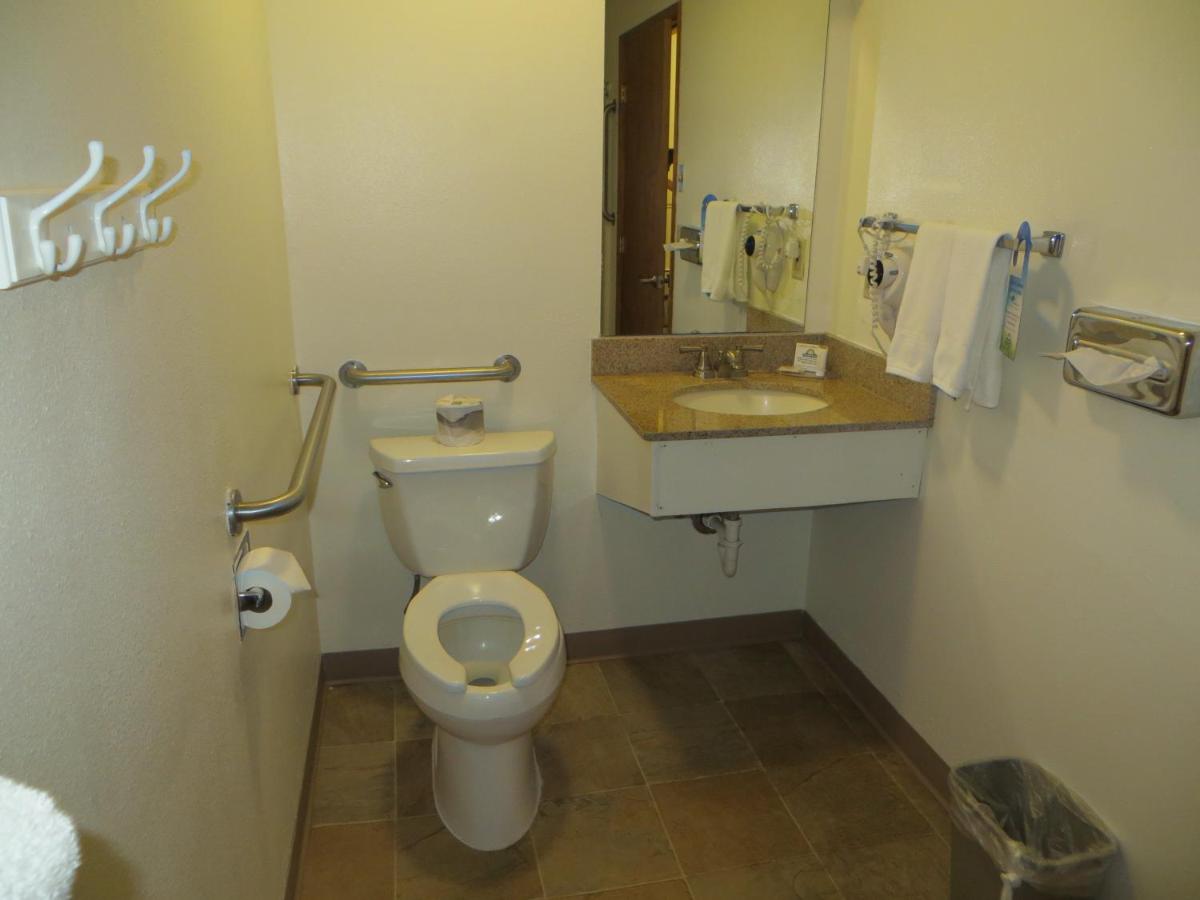 1 King Bed, Mobility/Hearing Accessible Room, Bathtub w/ Grab Bars at Days Inn by Wyndham Alamosa