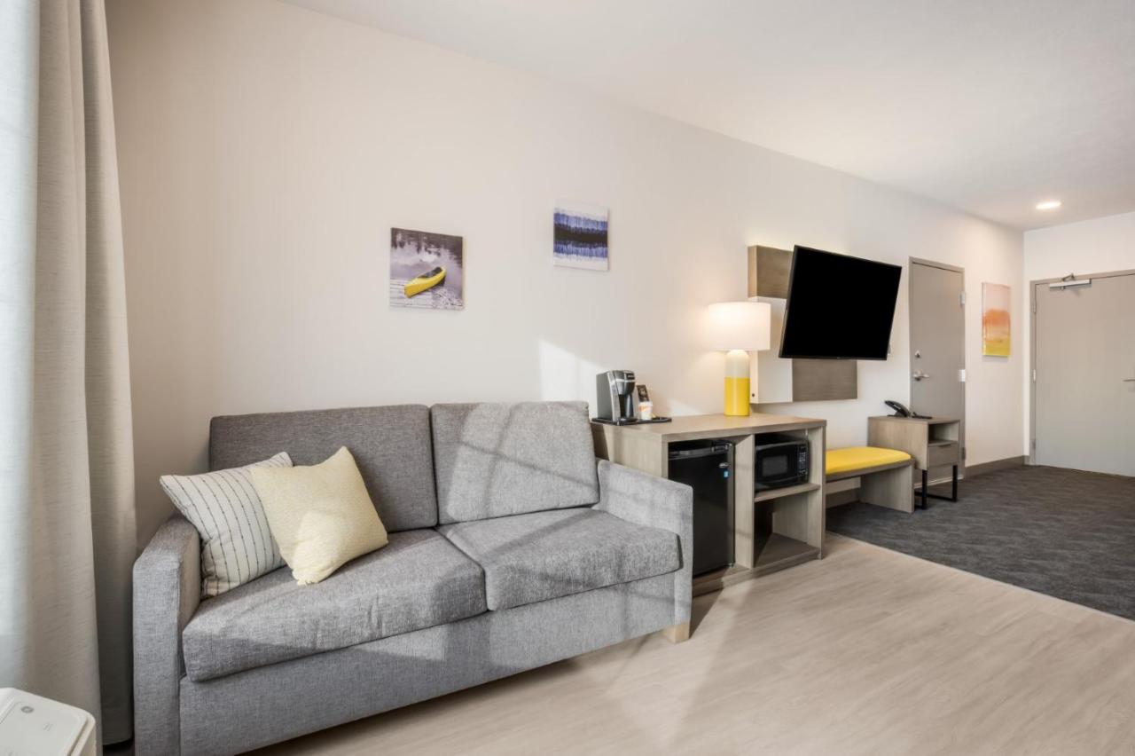 King Suite with Tub and Sofa-Bed - Accessible/Non Smoking at Comfort Inn & Suites Gaylord