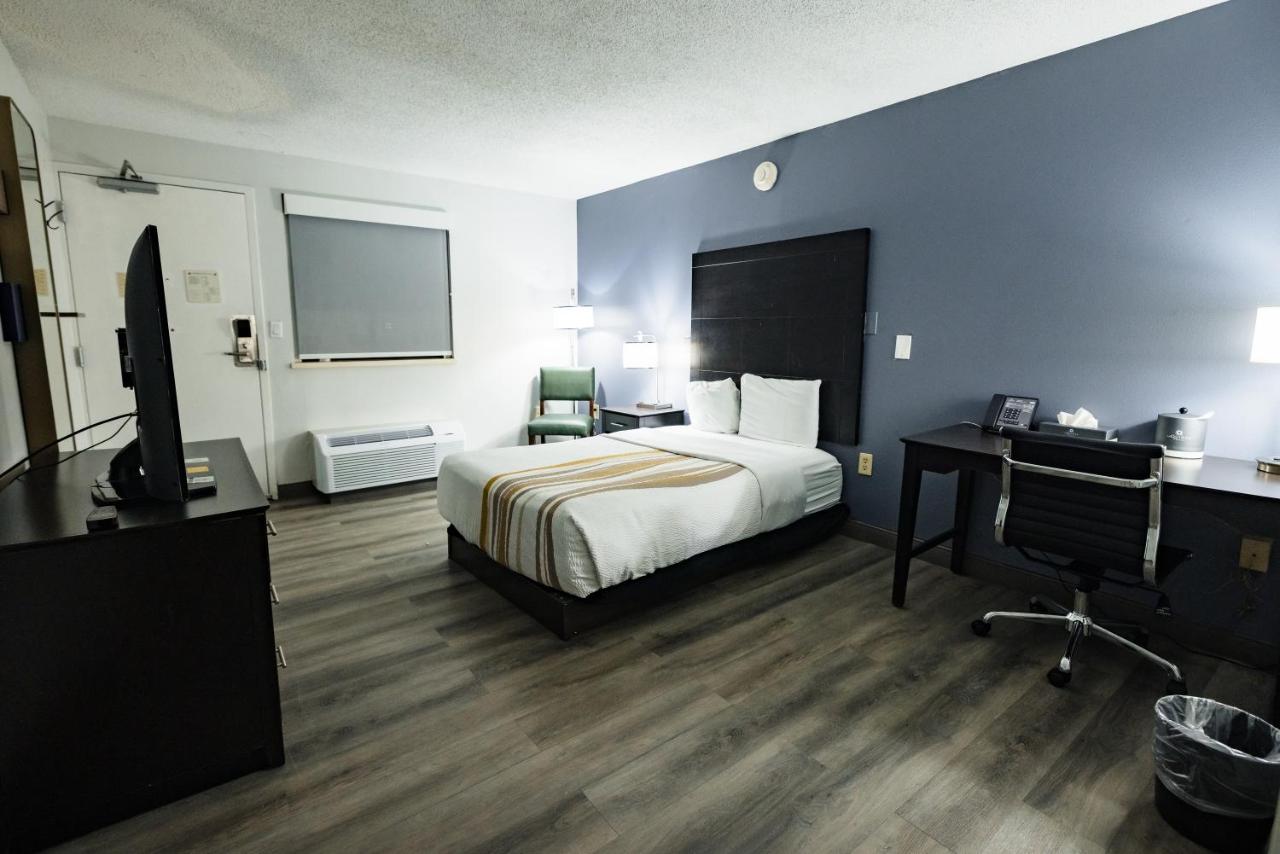 King Room - Non-Smoking at La Quinta Inn by Wyndham Tampa Near Busch Gardens