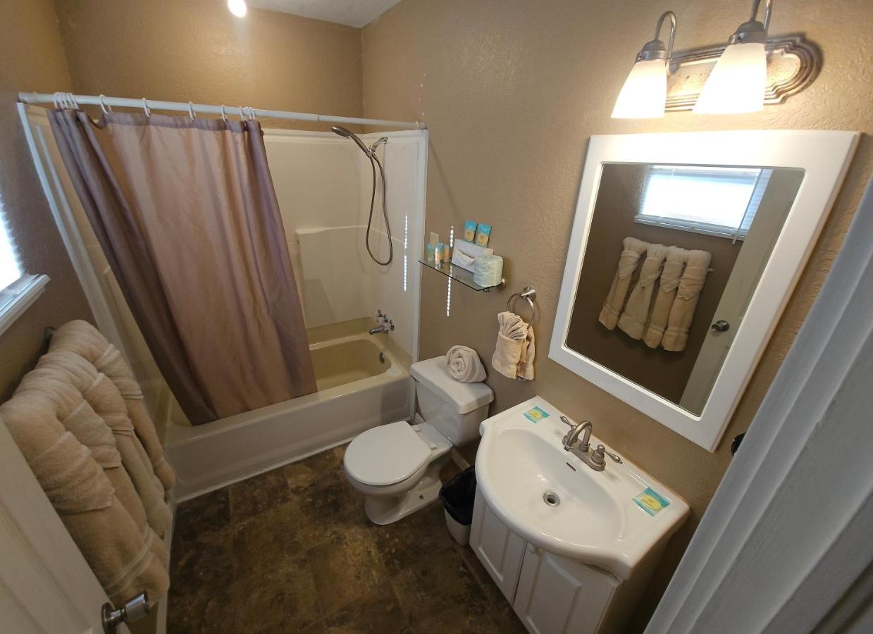 | Country Inn & Cottages Motel