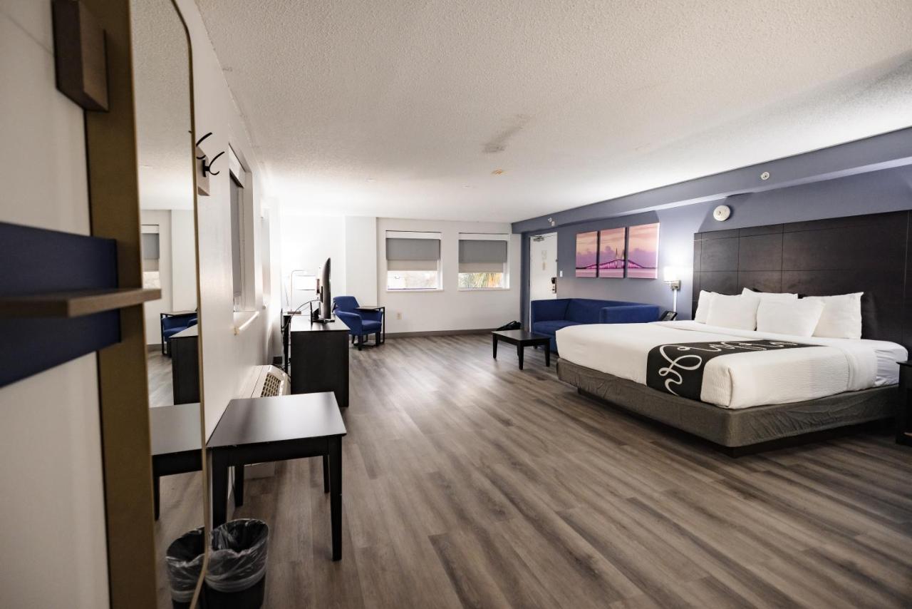 One-Bedroom King Room - Non-Smoking at La Quinta Inn by Wyndham Tampa Near Busch Gardens