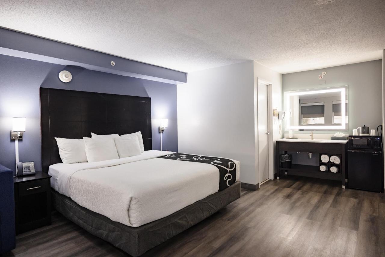 One-Bedroom King Room - Non-Smoking at La Quinta Inn by Wyndham Tampa Near Busch Gardens
