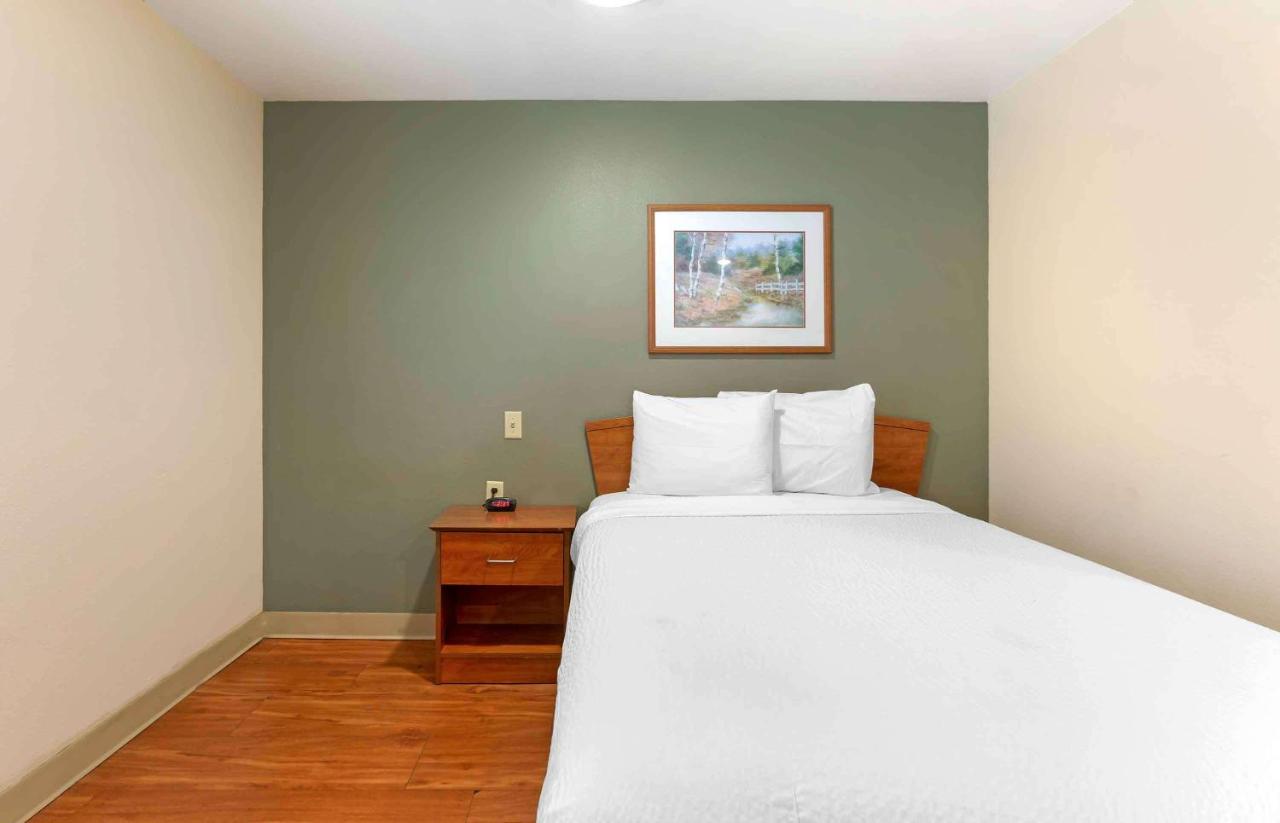 | Extended Stay America Select Suites - Kansas City - Stadium