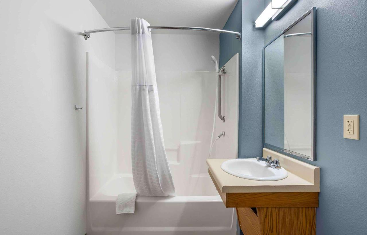 | Extended Stay America Select Suites - Kansas City - Stadium