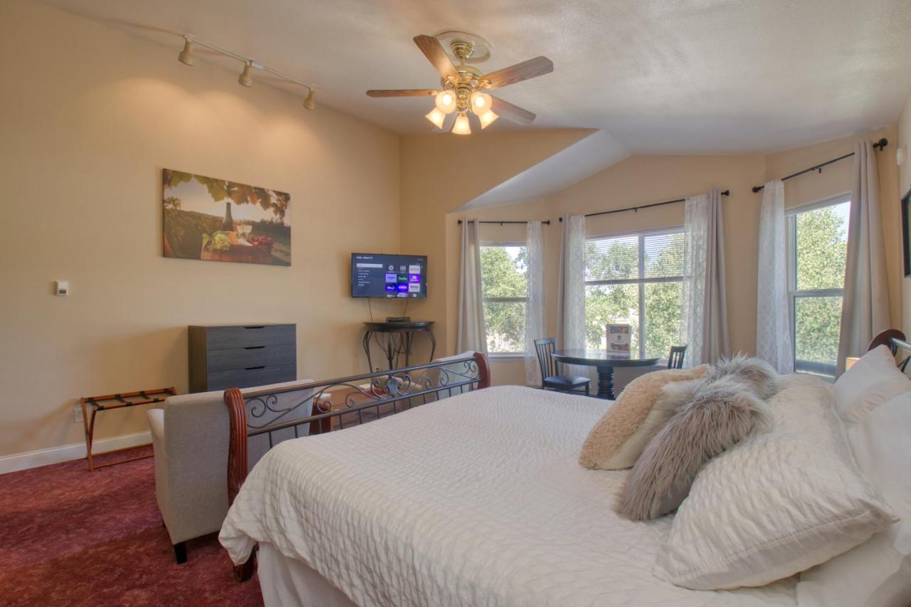 | Castle Creek Manor