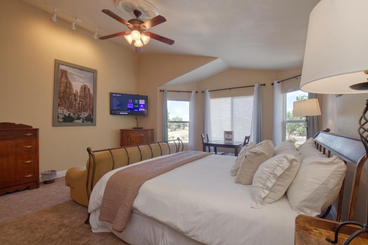 | Castle Creek Manor