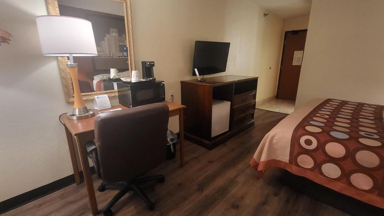 | Super 8 by Wyndham Canton/Livonia Area