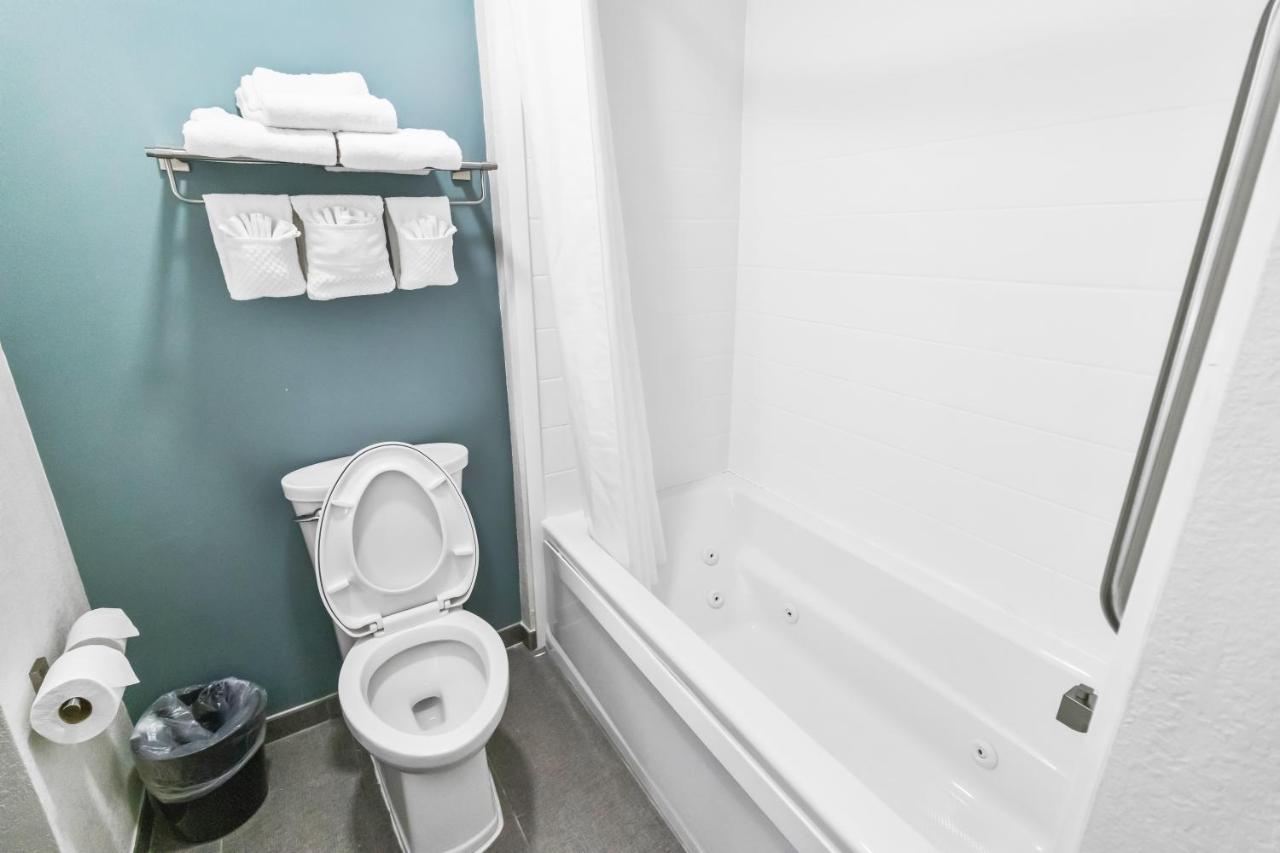  | Econolodge by Choice Hotels off I-95 exit 36