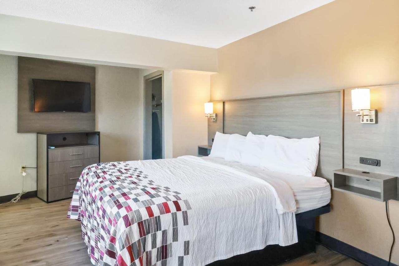 Deluxe King Room Disability Access Roll-ln Shower Non-Smoking at Red Roof Inn & Suites Fayetteville - Fort Bragg
