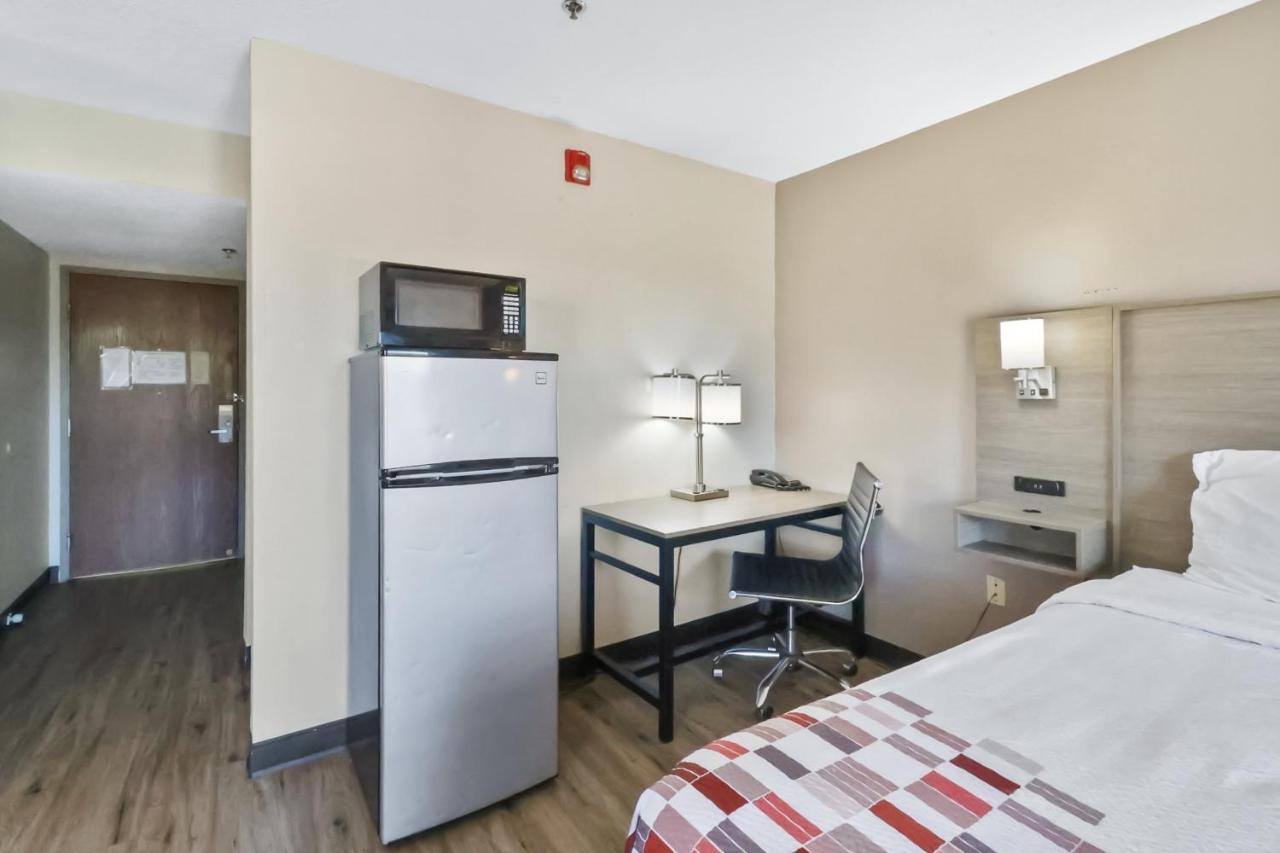 Deluxe King Room Disability Access Roll-ln Shower Non-Smoking at Red Roof Inn & Suites Fayetteville - Fort Bragg