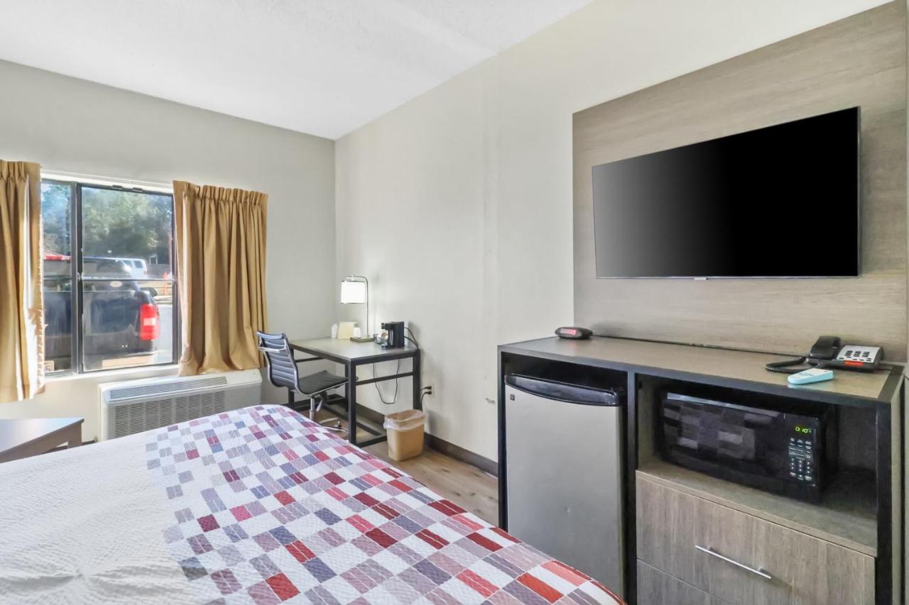 Superior King Room Non-Smoking at Red Roof Inn & Suites Fayetteville - Fort Bragg