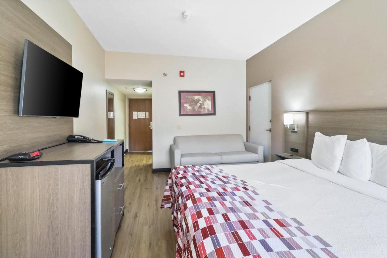 Superior King Room Non-Smoking at Red Roof Inn & Suites Fayetteville - Fort Bragg