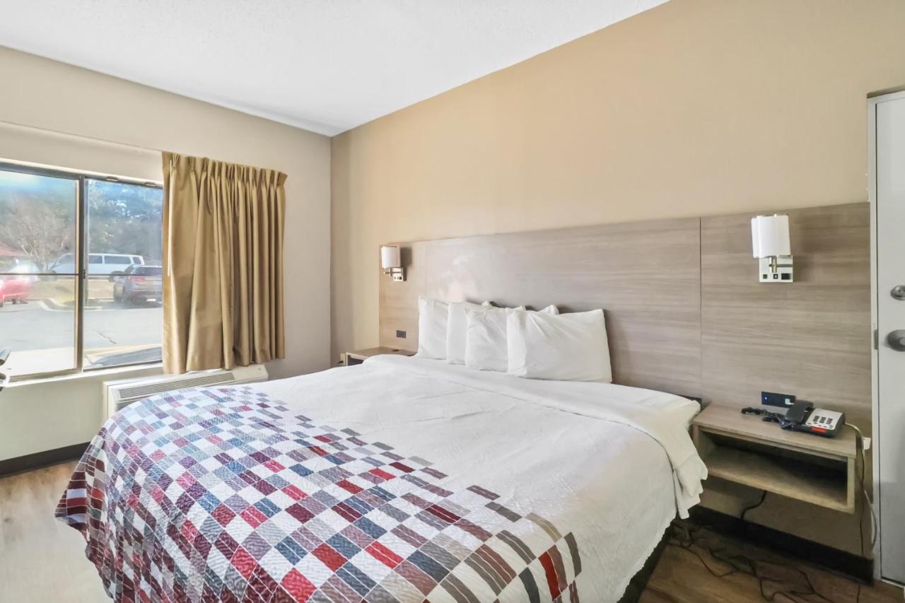Superior King Room Non-Smoking at Red Roof Inn & Suites Fayetteville - Fort Bragg