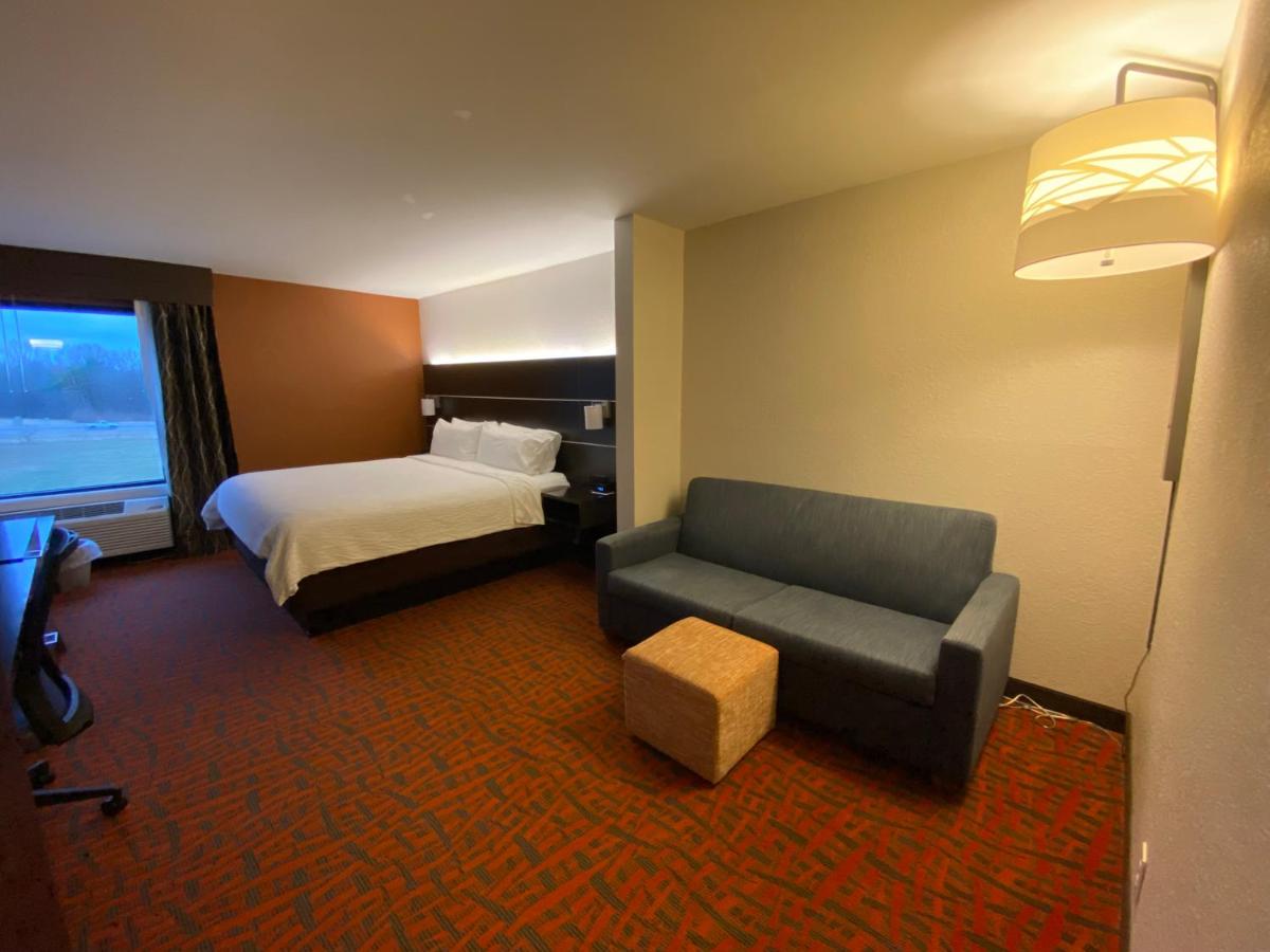 King Suite - Non-Smoking at Holiday Inn Express Metropolis by IHG