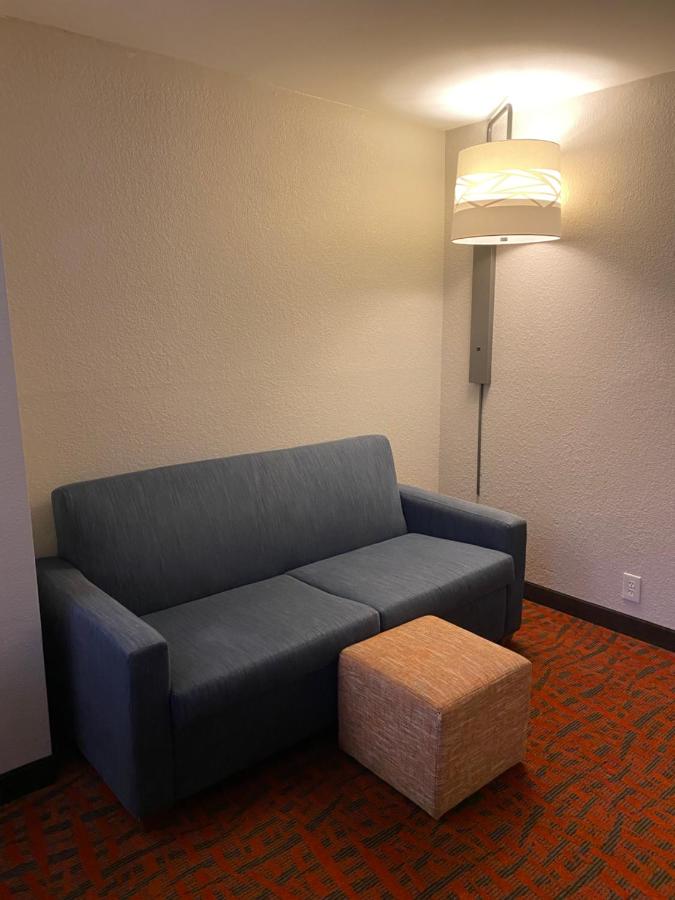 King Suite - Non-Smoking at Holiday Inn Express Metropolis by IHG