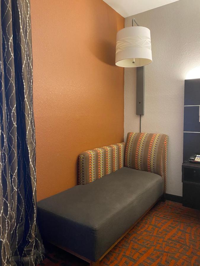 King Room - Non-Smoking at Holiday Inn Express Metropolis by IHG