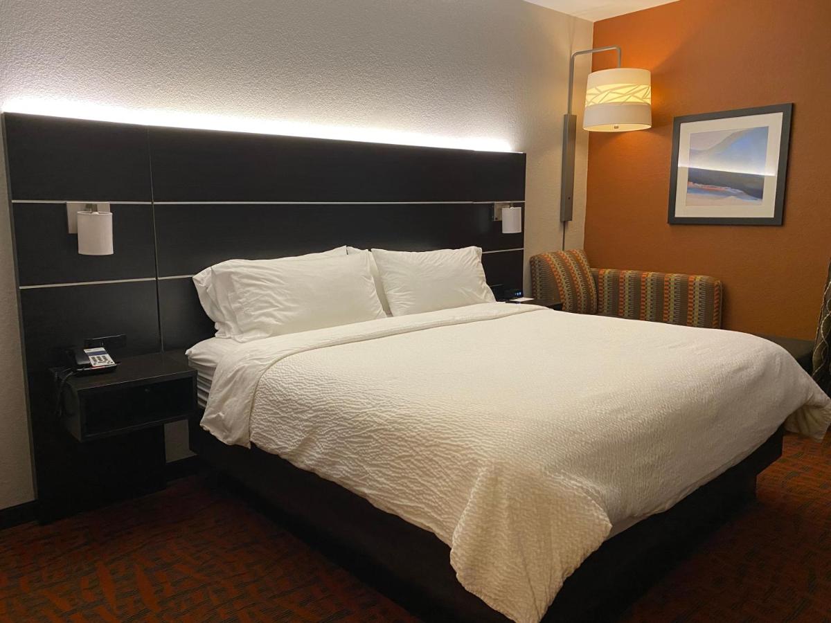 King Room - Mobility Access/Hearing Accessible at Holiday Inn Express Metropolis by IHG
