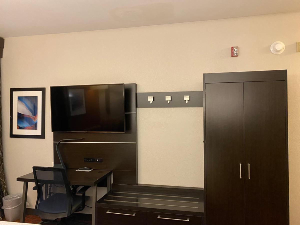 King Room - Mobility Access/Hearing Accessible at Holiday Inn Express Metropolis by IHG