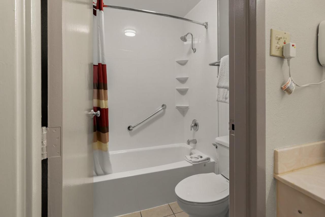 King Suite - Second Floor/Non-Smoking at Red Roof Inn & Suites Cave City