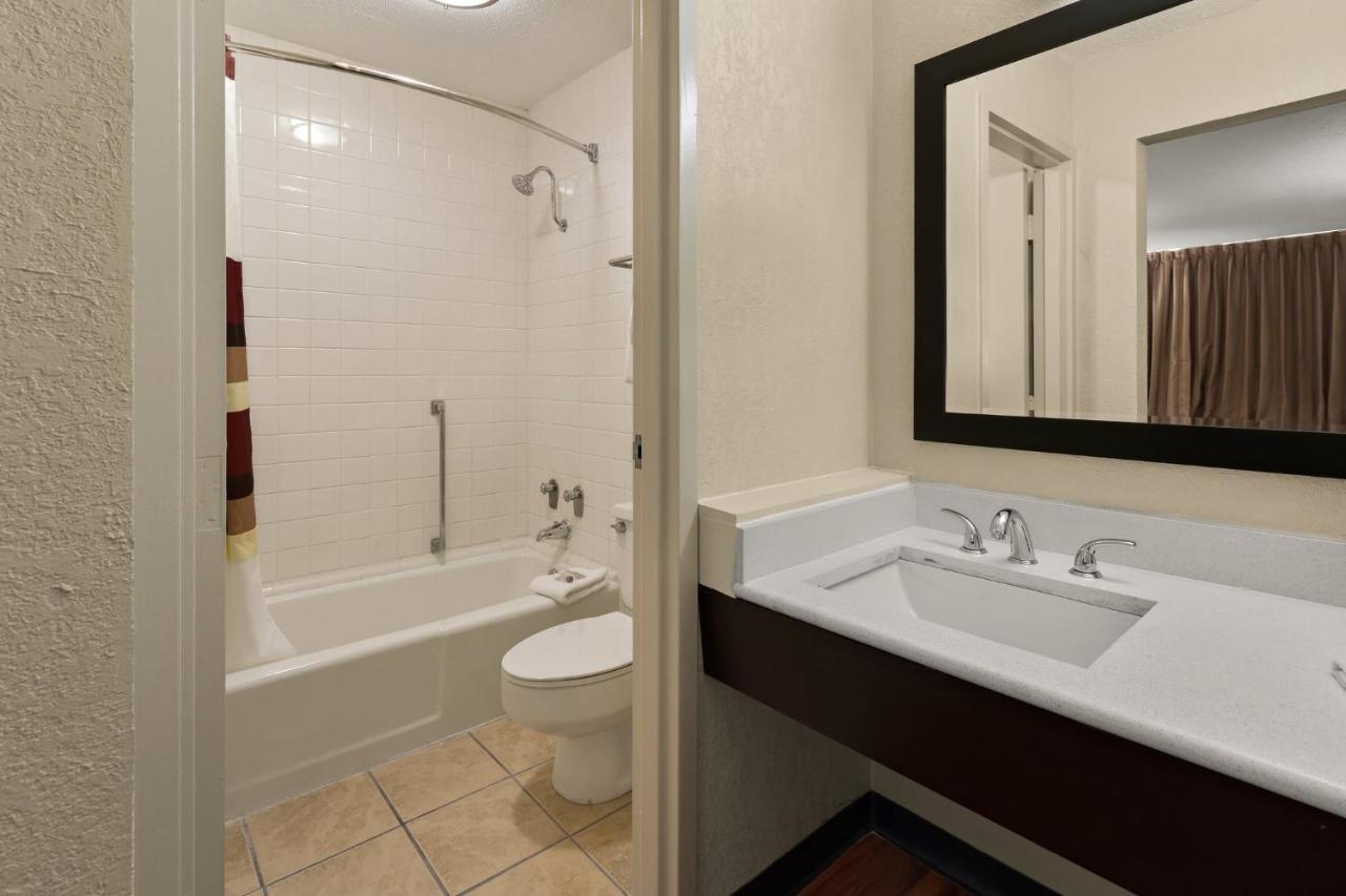 Room #45890822 at Red Roof Inn & Suites Cave City
