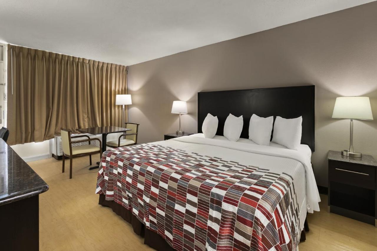 King Suite - Second Floor/Non-Smoking at Red Roof Inn & Suites Cave City