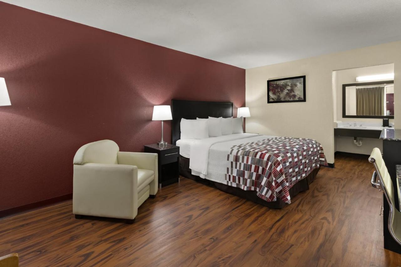 King Suite - Second Floor/Non-Smoking at Red Roof Inn & Suites Cave City