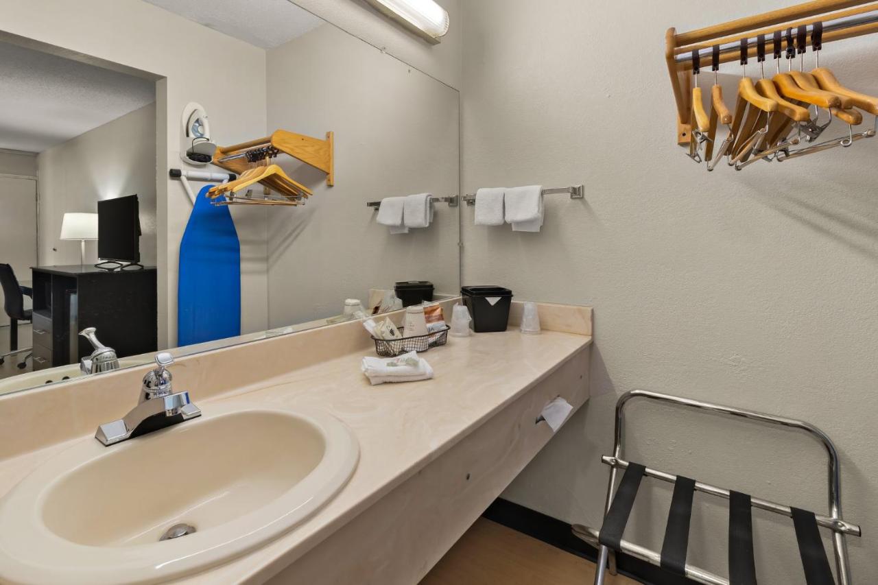 King Suite - Second Floor/Non-Smoking at Red Roof Inn & Suites Cave City