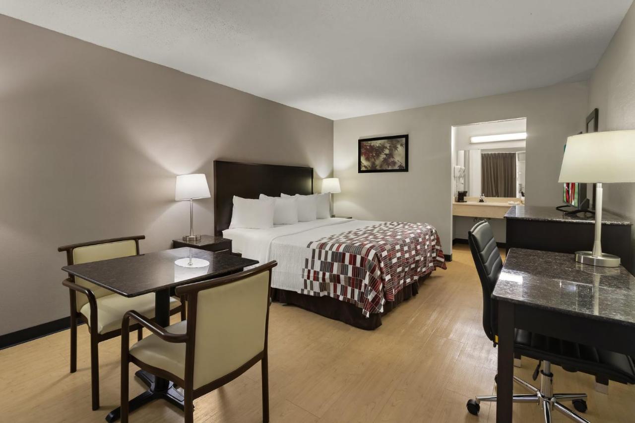 King Suite - Second Floor/Non-Smoking at Red Roof Inn & Suites Cave City