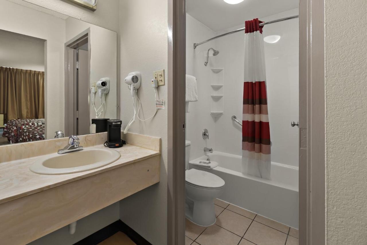 Room #45890823 at Red Roof Inn & Suites Cave City