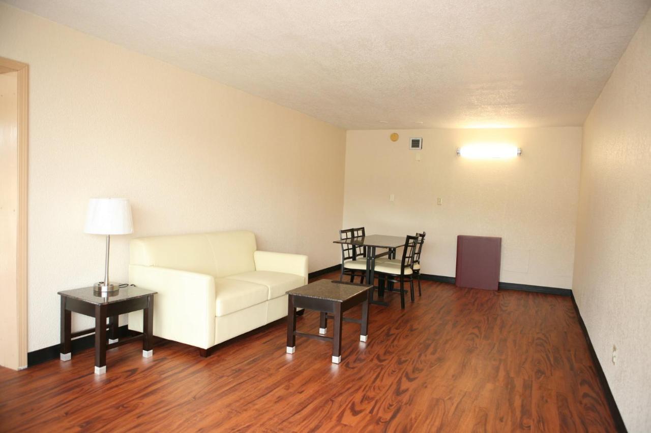 King Suite - Second Floor/Non-Smoking at Red Roof Inn & Suites Cave City