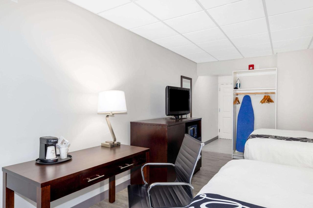 Queen Room with Two Queen Beds - Mobility Access/Non-Smoking at La Quinta Inn by Wyndham Lynnwood
