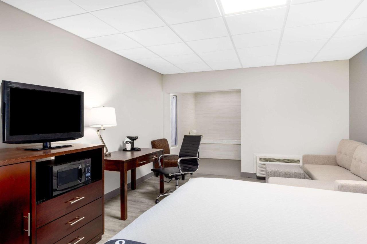 King Studio Suite - Non-Smoking at La Quinta Inn by Wyndham Lynnwood